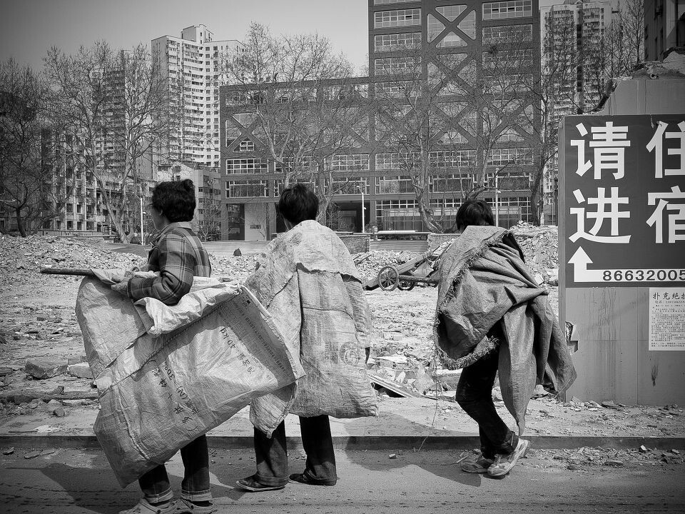 拾荒人一<br />
生存在城市太不容易,拾不到就偷。。。城市里的路灯、窨井盖等等公共设施的杀手。。。