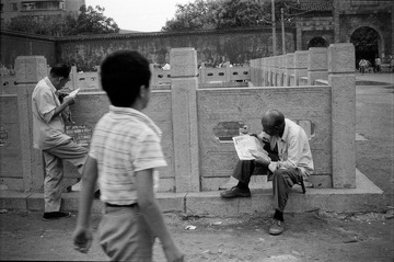 过去的那些不完全记忆之看报人
