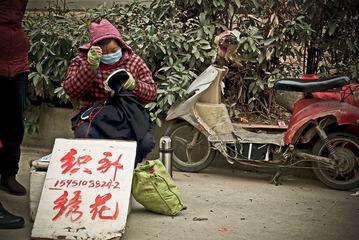 寒风中的绣娘