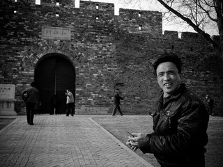“大兄弟，这地儿啥时开门”