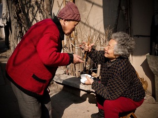 相互寒暄的老街坊
