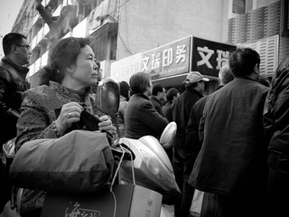三牌楼 等待孩子放学的家长们