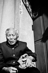 转佛珠的老人