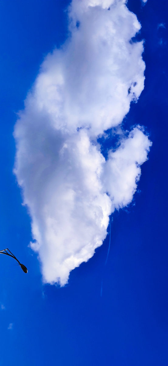 克莱因蓝的天空