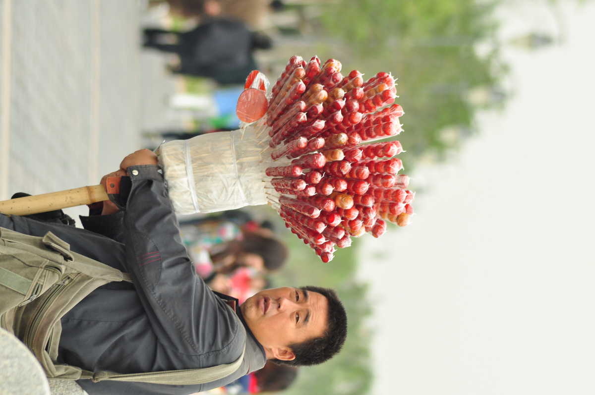 深圳的街边也可以到处见到卖冰糖葫芦的,生活的压力再大,也一样能笑对