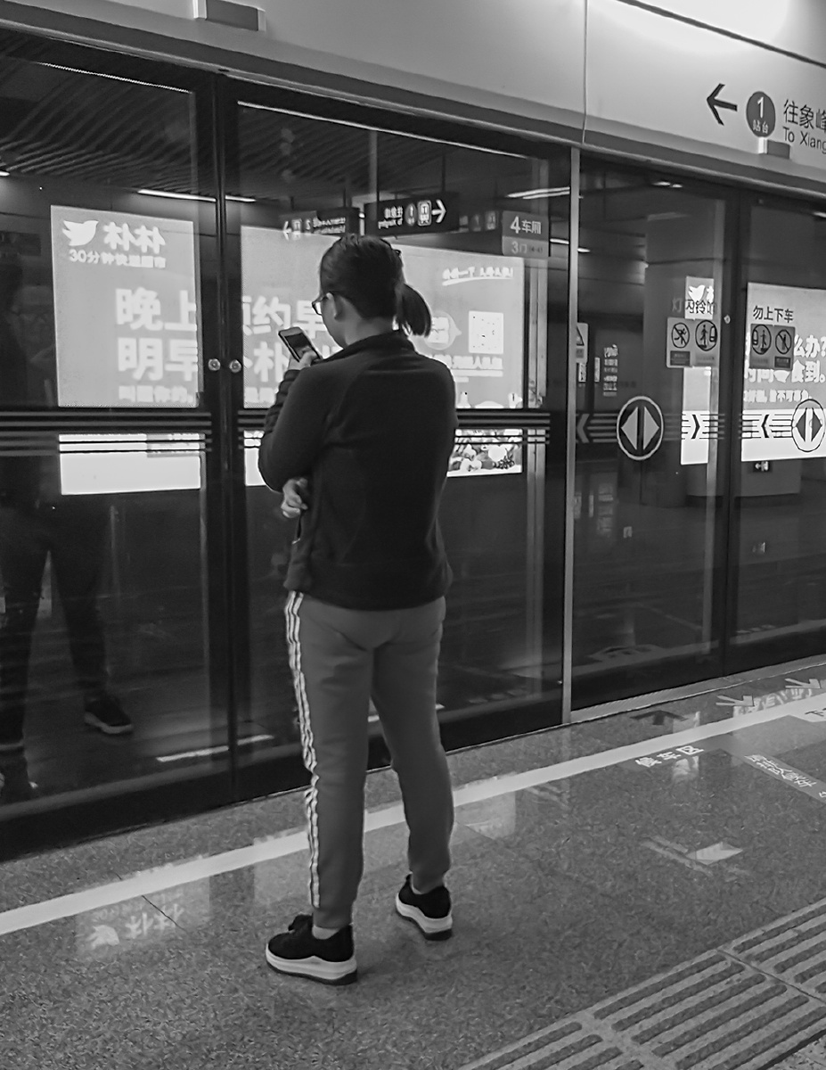 地铁"低头族" - press_play - 图虫