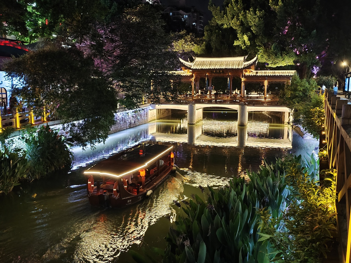福州白马河公园夜间的游船