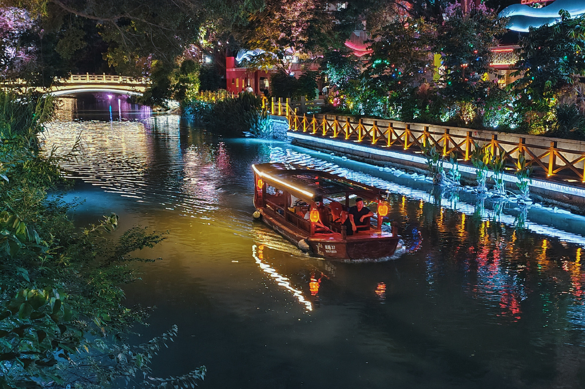 福州白马河公园夜间的游船