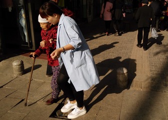 走向阳光