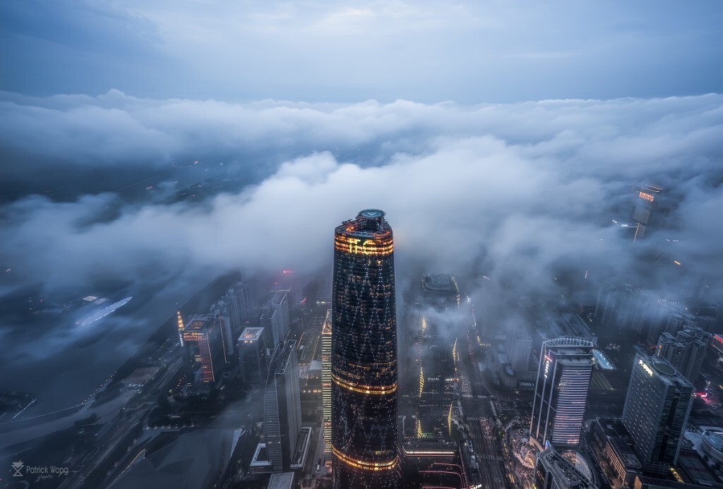 广州珠江新城偶遇的平流层云海,旁晚时分,城市华灯初上,在云海之下若隐若现城市的灯光都隐退了,宁静有唯美