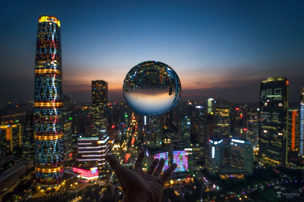 夜色之美,全部捕获在抛起的水晶球中