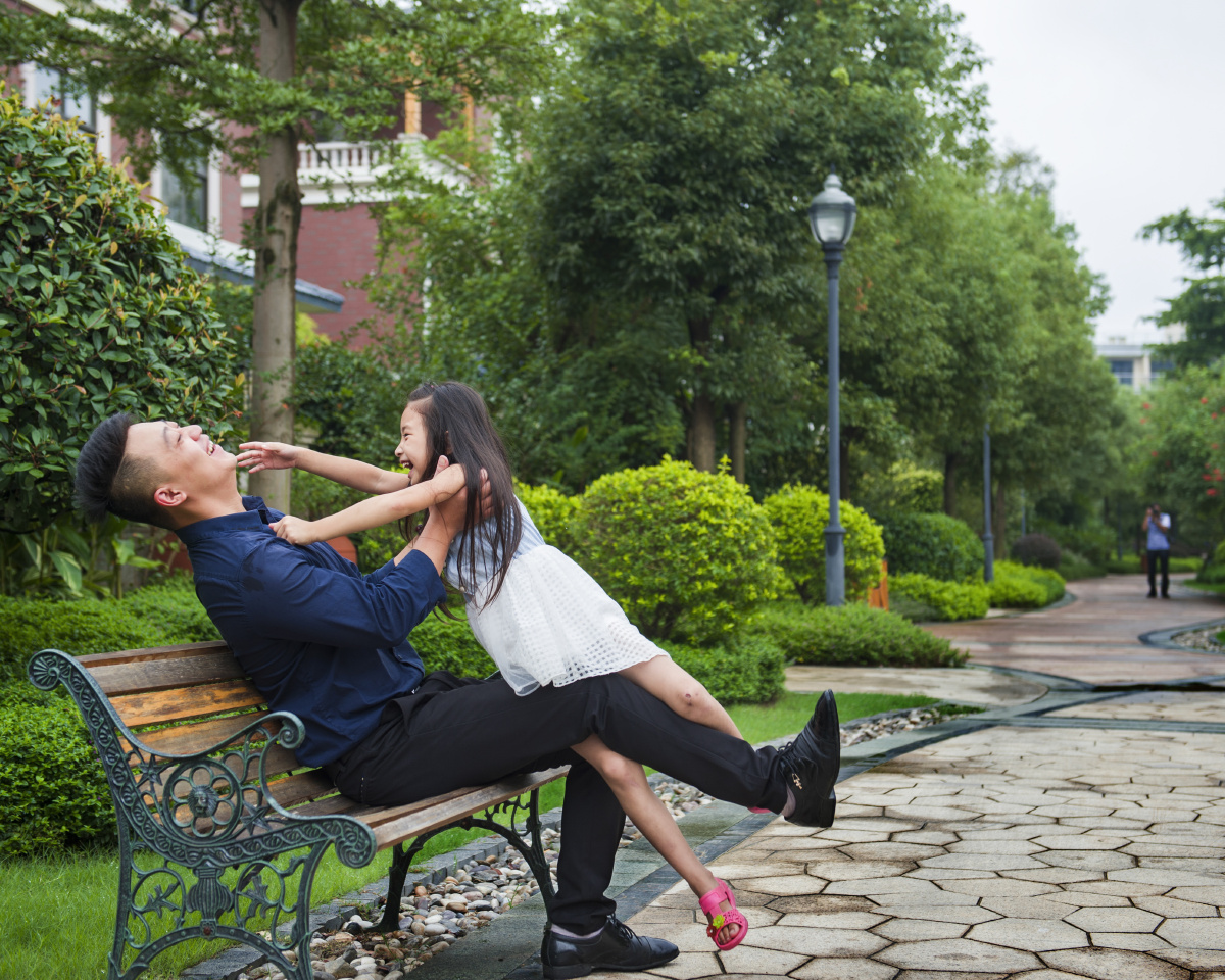 照片描述父女俩在街边玩耍