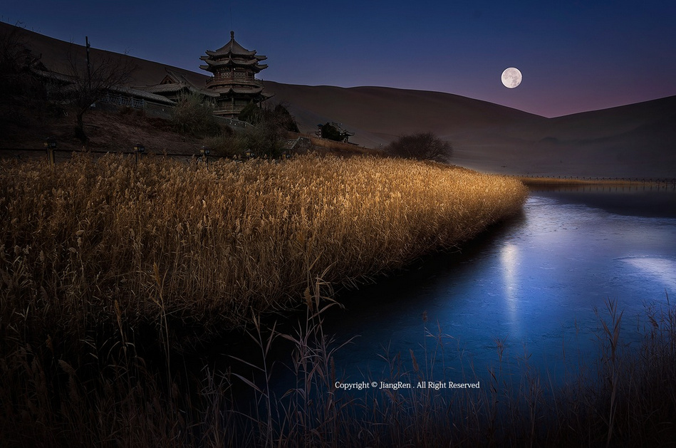 月泉映月    by:匠人旺旺 br />  br /> 第一次见到明月低垂着悬挂在