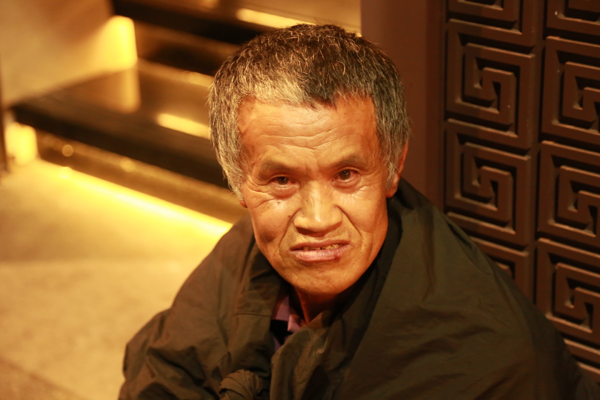 这老爷爷不知道他什么身份 看到他非常开心的看一个家长抱着宝宝玩