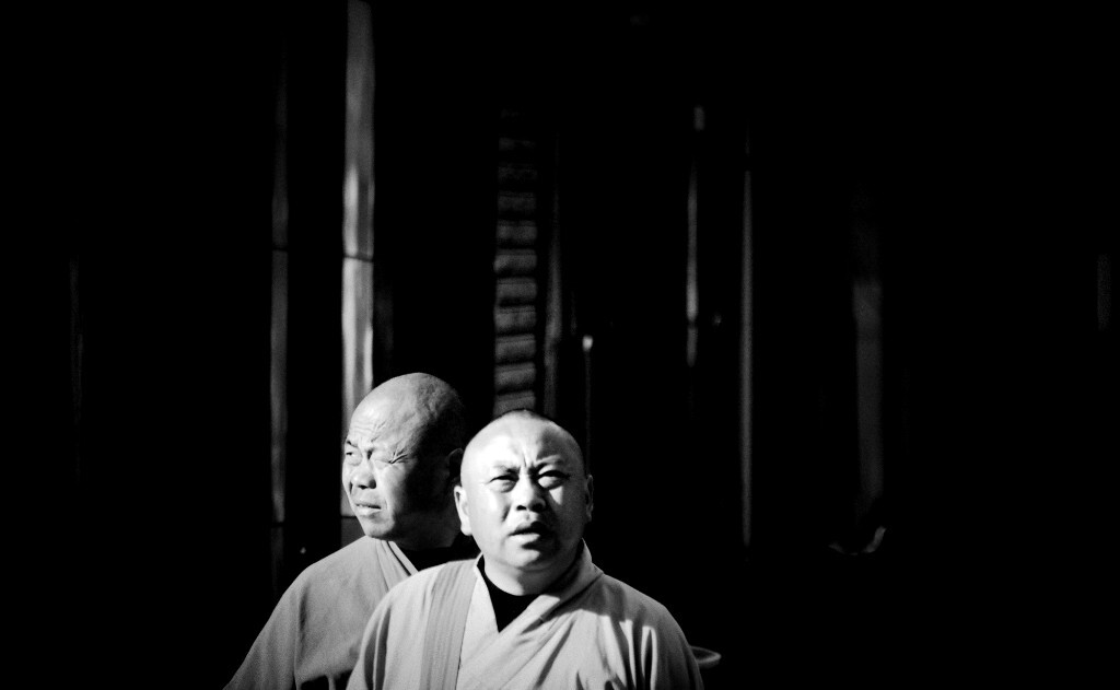 两个假和尚在街头游荡，他们在鬼鬼祟祟地寻找“猎物”。2015年4月拍摄。