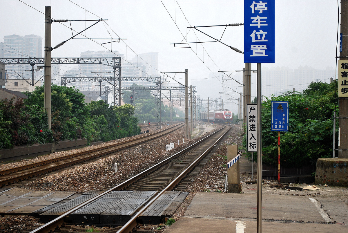 k1105次列车一号股道接近镇江站