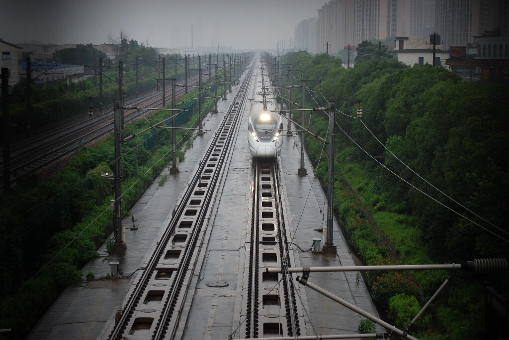 CRH380D是沪宁城际的主力车型,造型阳刚