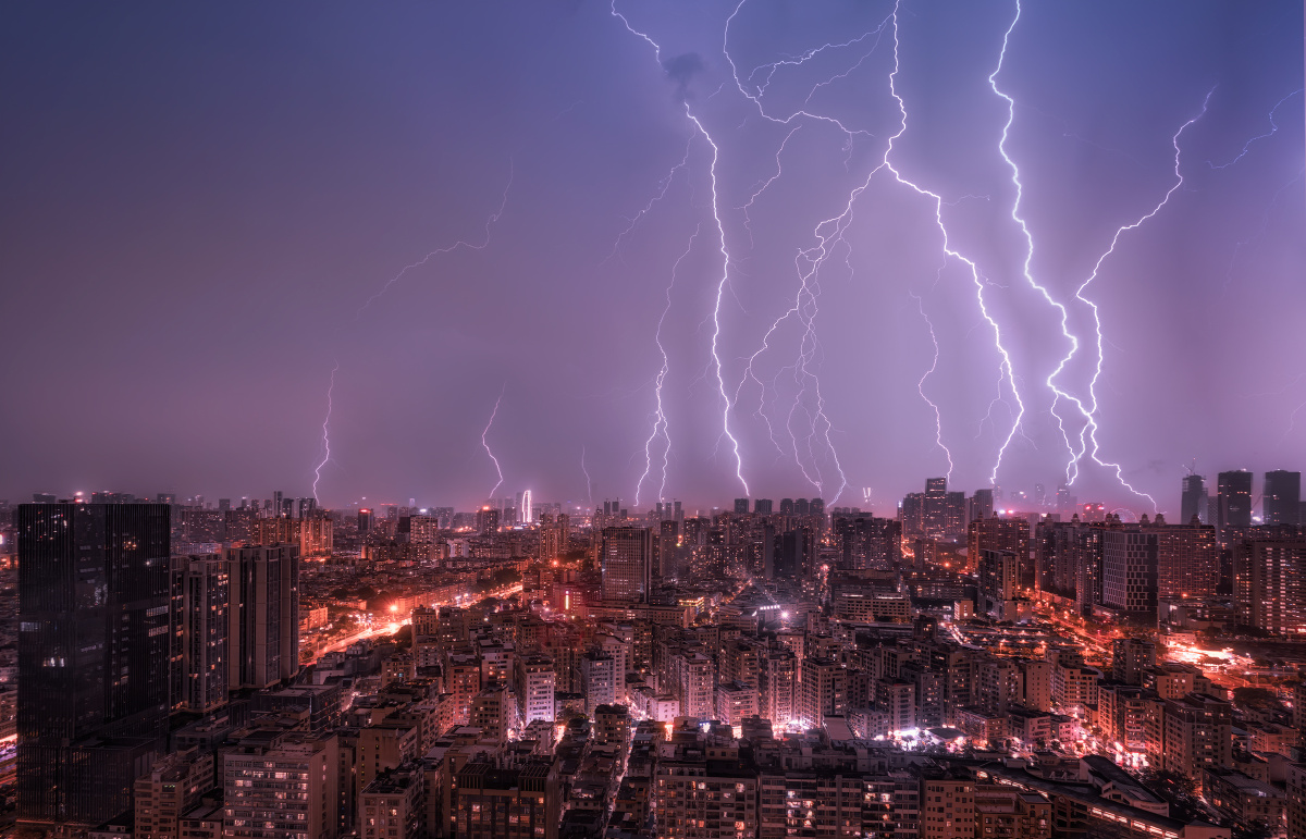 城市上方的闪电