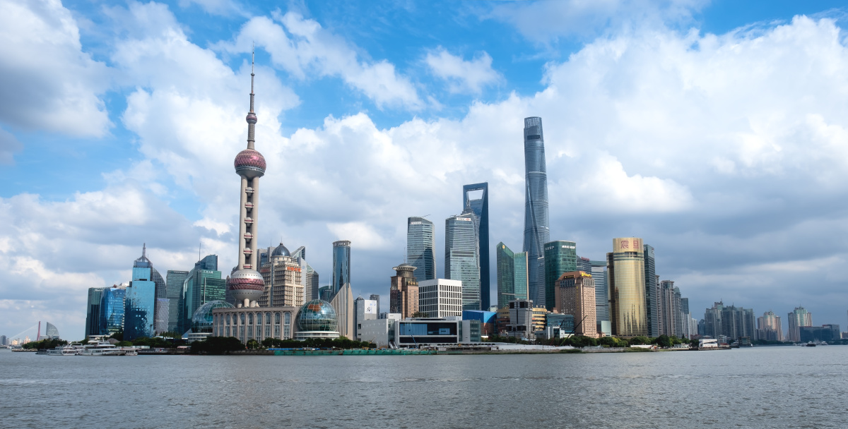 蓝天白云下的外滩风景