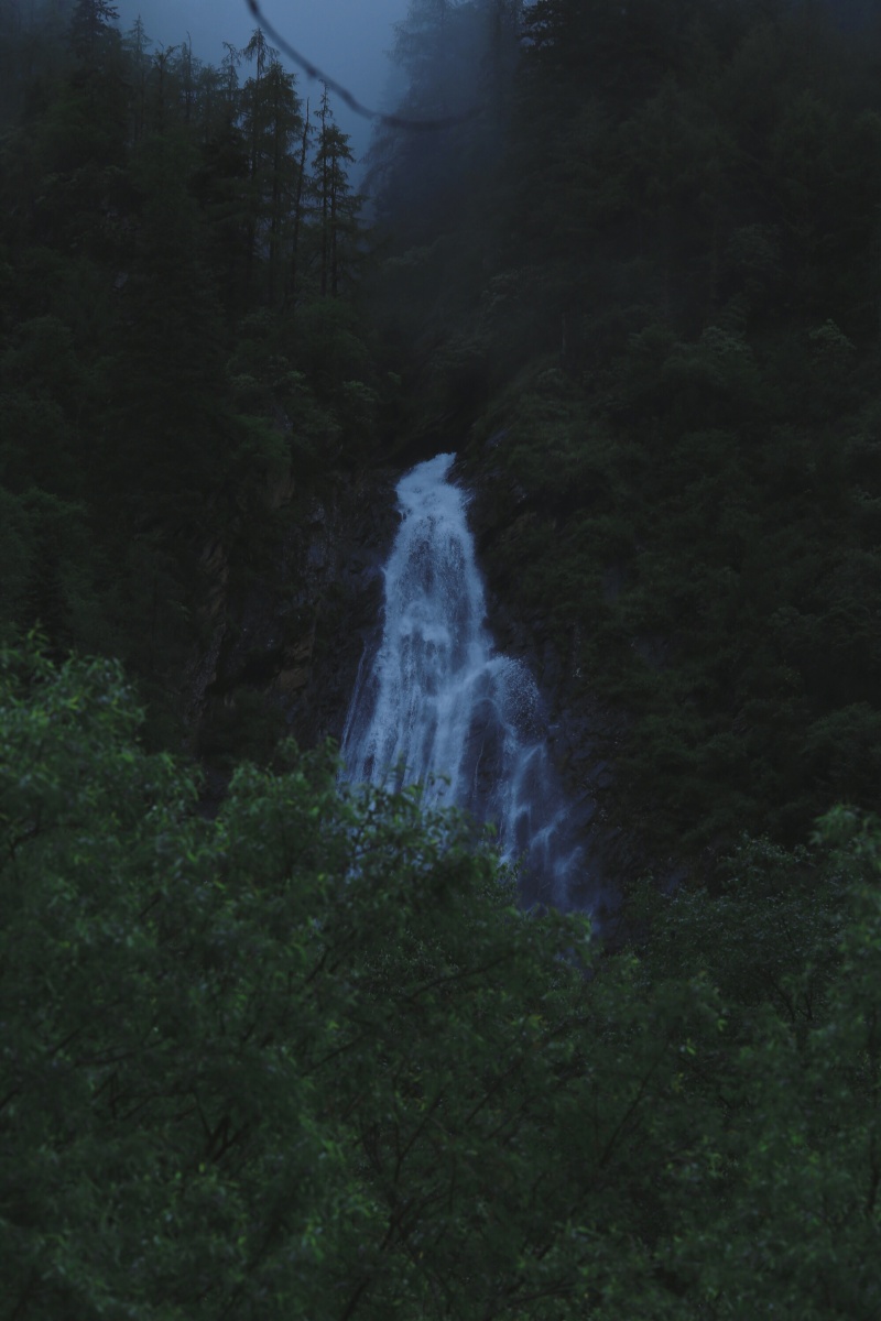 飞瀑之下,在山脚激起千波万浪,水雾蒙蒙