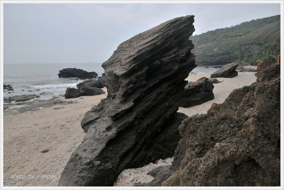 海岸边的火山熔岩<br />
