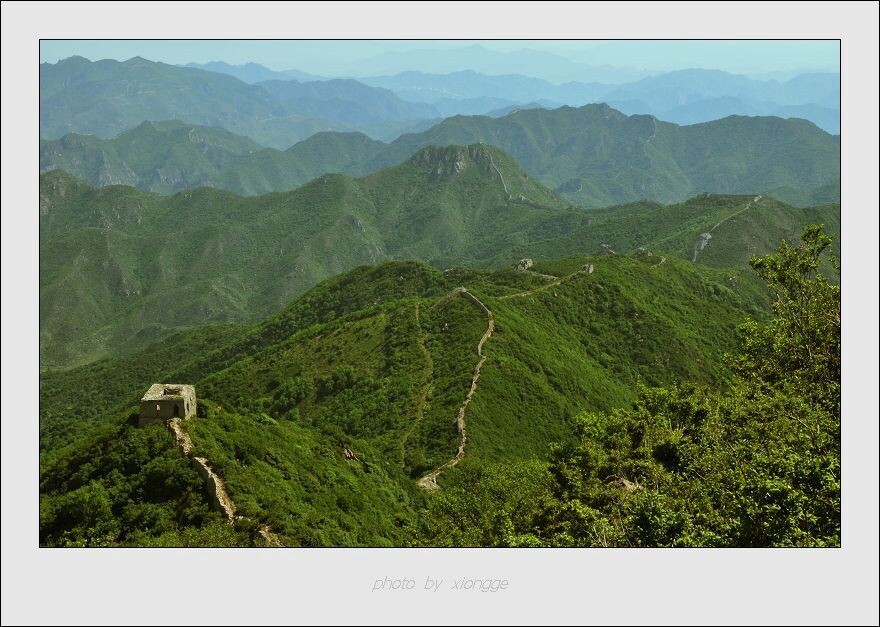 群山中蜿蜒的长城<br />
