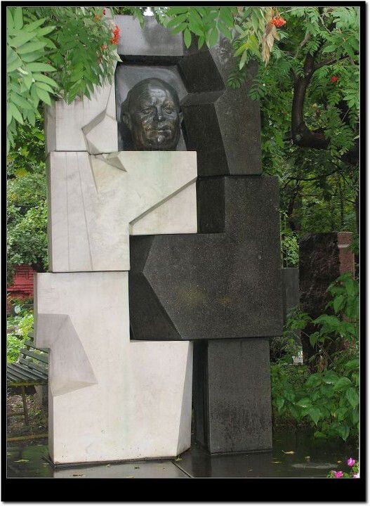赫鲁晓夫墓碑<br />
前苏共总书记，黑白两种大理石的基调，彰显了该人功过分明的一生。
