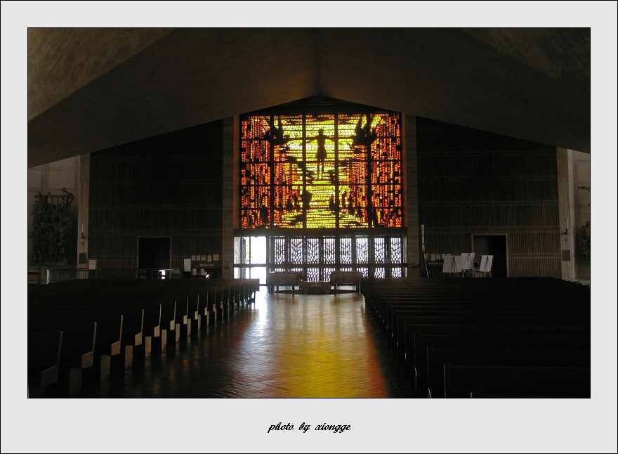 教堂正门<br />
教堂正门由精美堂皇的玻璃画装饰