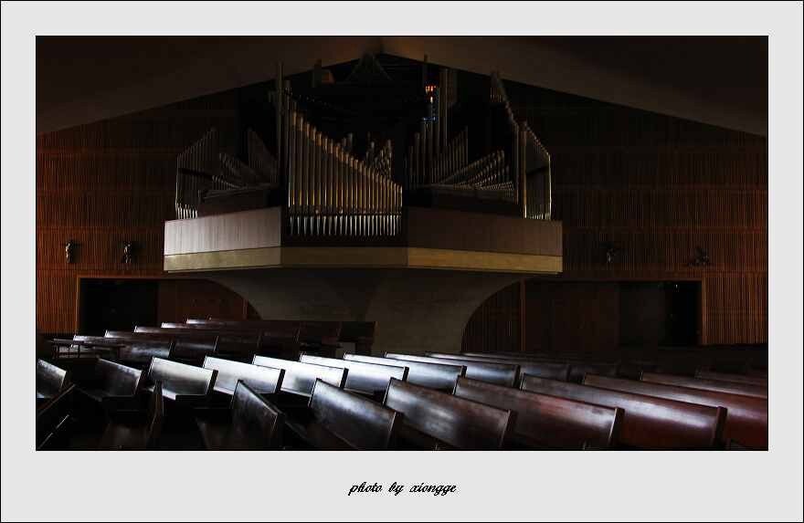 教堂里巨大的管风琴<br />
