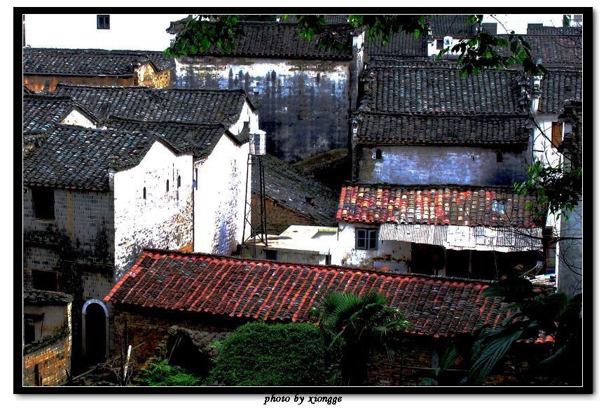 晓起--班驳的老屋<br />
