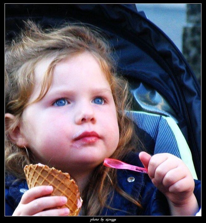 吃冰淇淋的小姑娘<br />
