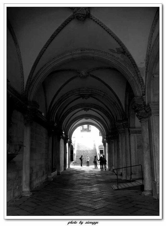 威尼斯圣马可大教堂旁的走廊<br />

