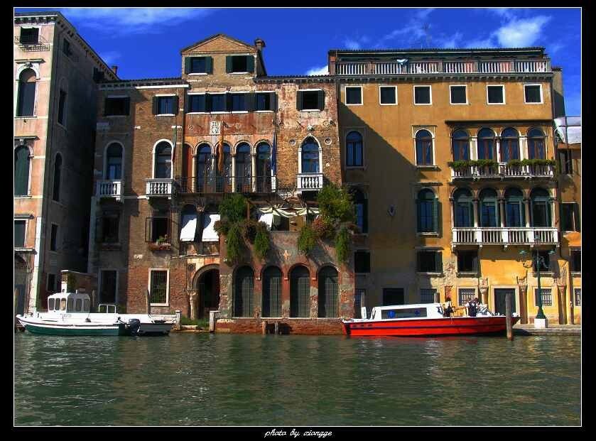 马可波罗故居<br />
威尼斯大运河旁的这座楼房(中间带屋顶的),是马可波罗出发去东方之前所居住过的地方.