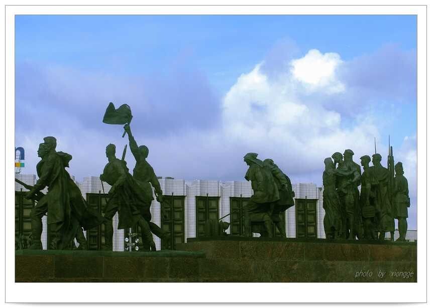 列宁格勒（彼得堡）保卫战纪念碑群雕<br />
