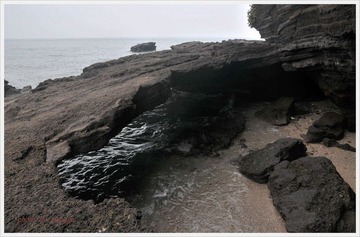 火山熔岩和海浪共同作用形成的石桥