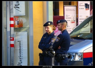 维也纳的帅哥靓女警官