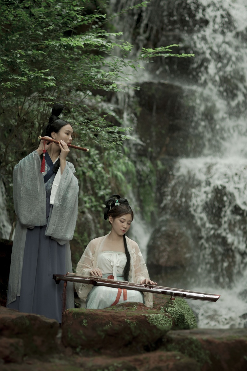 江山笑烟雨遥涛浪淘尽红尘俗世知多少清风笑竟若寂寥豪情还剩了一襟晚