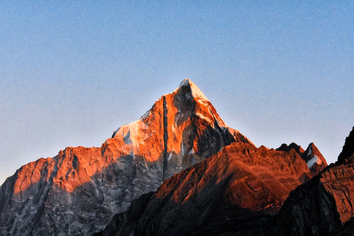 日照金山,峰顶的红
