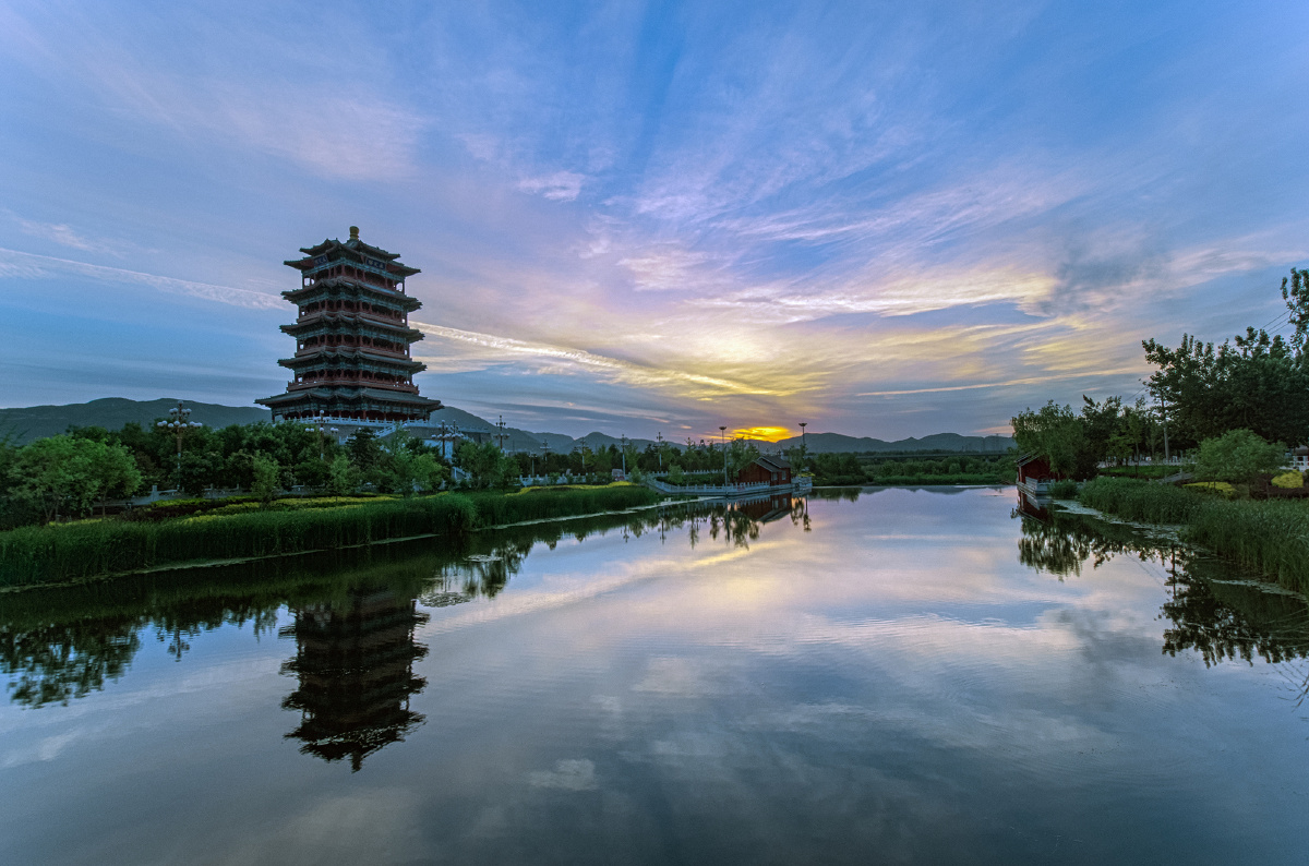 永定楼位于北京市门头沟区永定河畔,永定楼的设计灵感来源于被誉为"