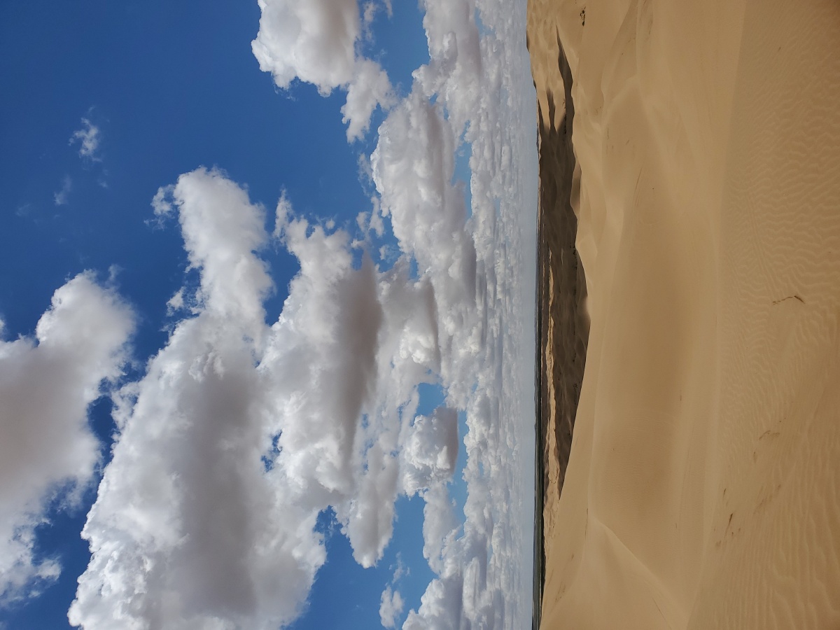 天空的湛蓝是不经意间的心动那纯粹的空旷背后是广袤的天地但是我们总