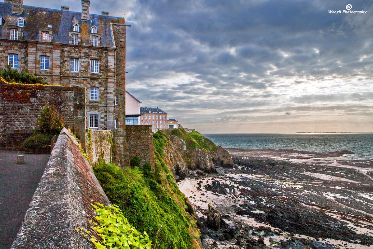 英吉利海峡法国一侧的诺曼底小镇格兰维尔(granville)位于圣米歇尔山