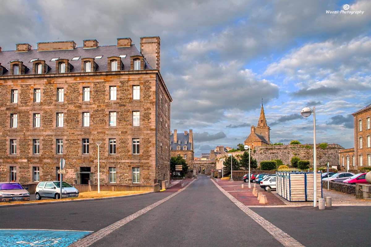 英吉利海峡法国一侧的诺曼底小镇格兰维尔(granville)位于圣米歇尔山