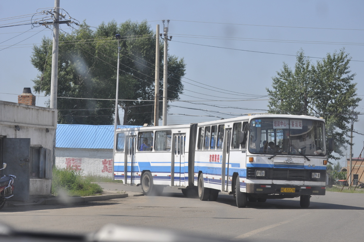内蒙海拉尔街头公交车