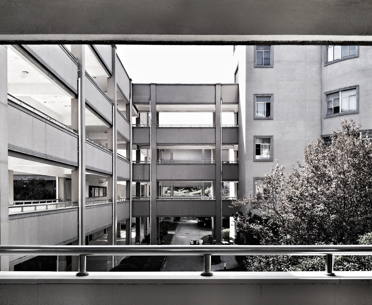 对称是执念离开高中两年了今天在整理学校拍的照片很多回忆也有很多