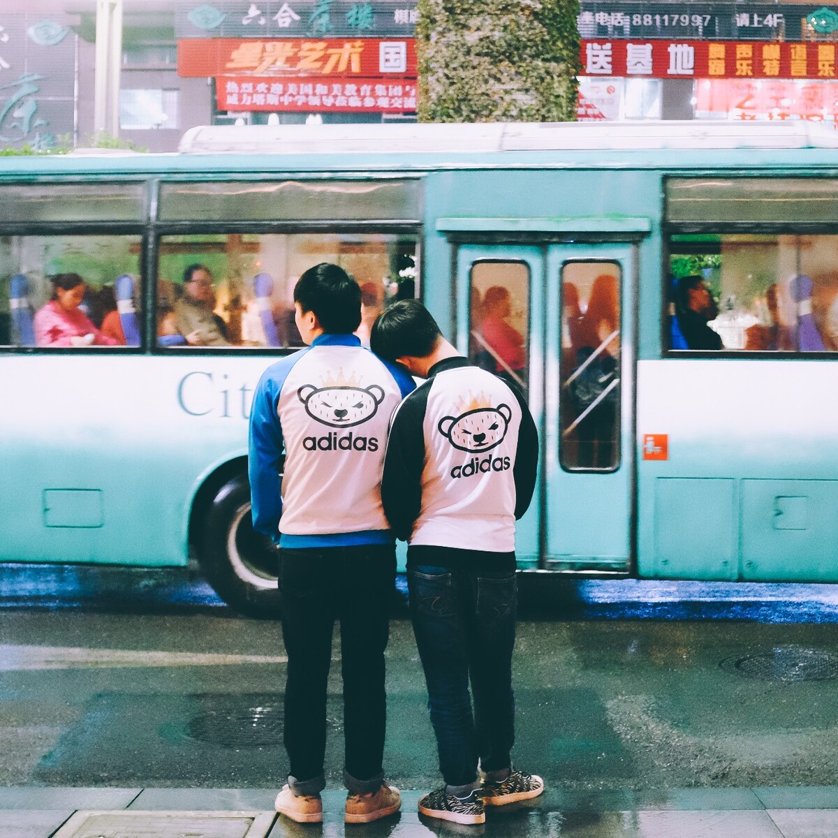 我们去过的地方，读过的书，爱过的人<br />
似乎都没太大的意义，<br />
无非是给漫长而空旷的岁月一个刻度，<br />
让记忆变得具体。<br />
但这已经足够丰盛和意义重大。