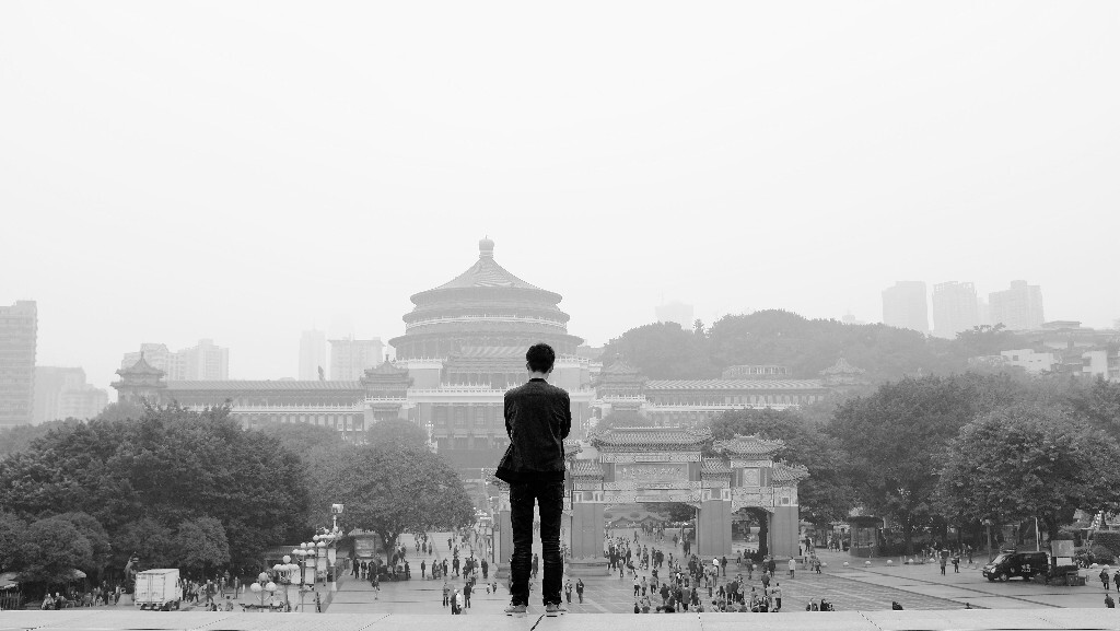微风吹来<br />
浮动着虚设的良辰美景<br />
岁月匆匆<br />
总要去一些陌生的地方<br />
遇见陌生的人<br />
遇见陌生的空旷和孤独<br />
直到把故乡和她<br />
轻柔地安放