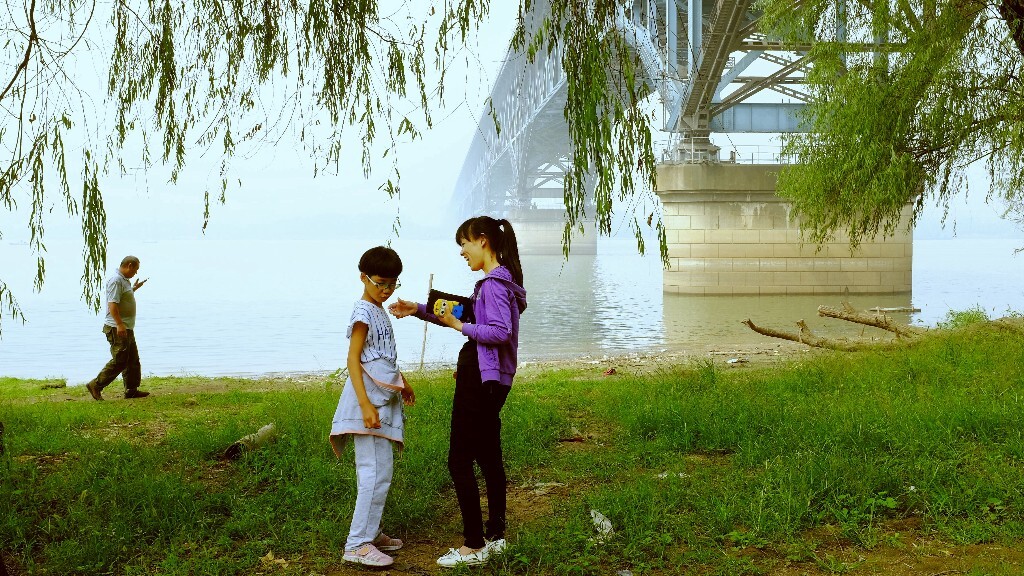 妈妈<br />
我不想在没有叶子的冬天沉默  <br />
这个世界上<br />
有没有一条能带我远离悲伤的河