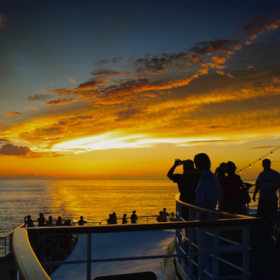 日本海落日邮轮游客观赏陶醉