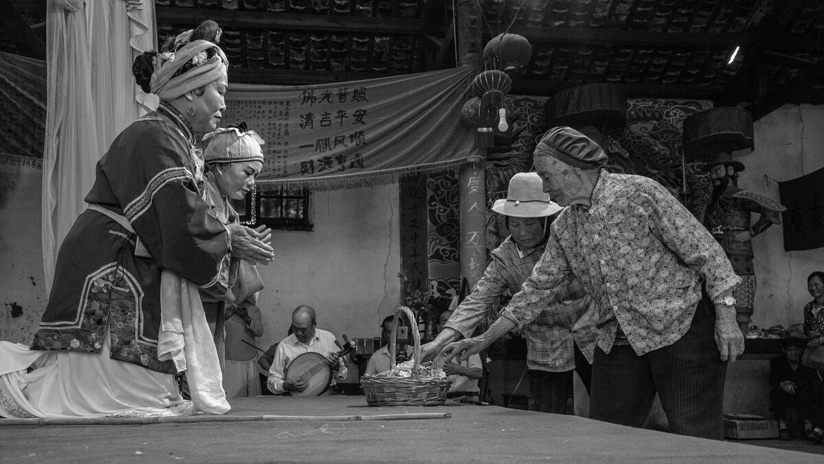 2021年7月20日,晋宁河泊所关帝庙,《三女拜寿》母亲沿街乞讨情节表演,观众有感赠钱。