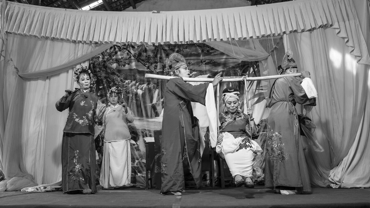 2021年7月20日,晋宁河泊所,呈贡民艺花灯团表演,团长李丽梅 ,1965年生 ,饰演母亲。